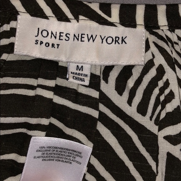JONES NEW YORK DARK BROWN AND WHITE TOP - Picture 2 of 5